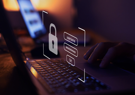 Egy laptopon gépelő kéz