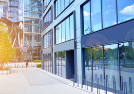 Egy épület üvegablakokkal