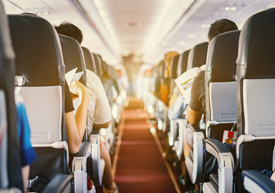 Emberek ülnek egy repülőgépen