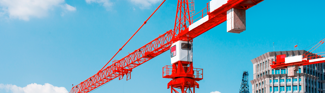 Червен висок строителен кран с бяла кутия