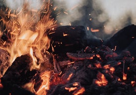 Oheň s iskrami a žiarou