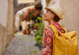 Kobieta w kapeluszu i z plecakiem