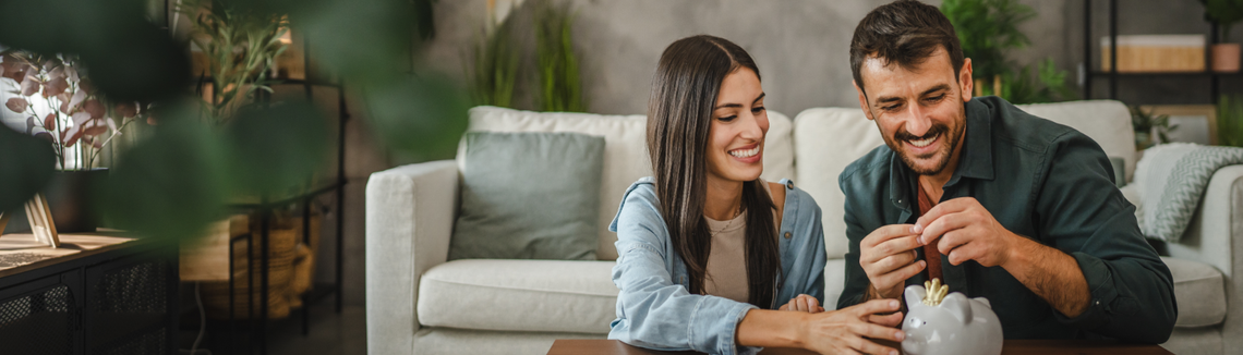 Egy nő mosolyog egy asztalnál