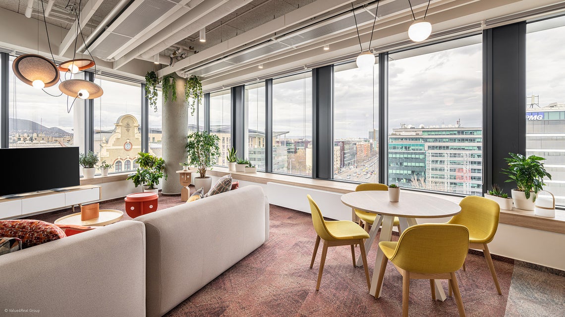 A Colonnade Biztosító kilátása az irodából, kanapéval