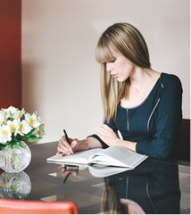 Žena píše do knihy