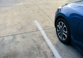 Modré auto zaparkované na parkovišti