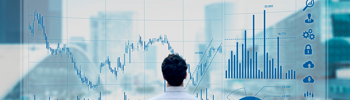 Muž při pohledu na graf