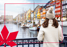 Egy nő nézi a vizet, a háttérben hajókkal