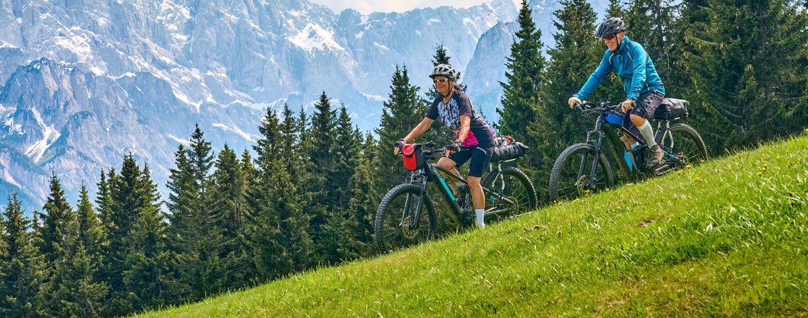 Muž so ženou na bicykloch v horách