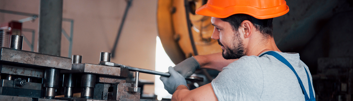 Strojní inženýr pracující na stroji
