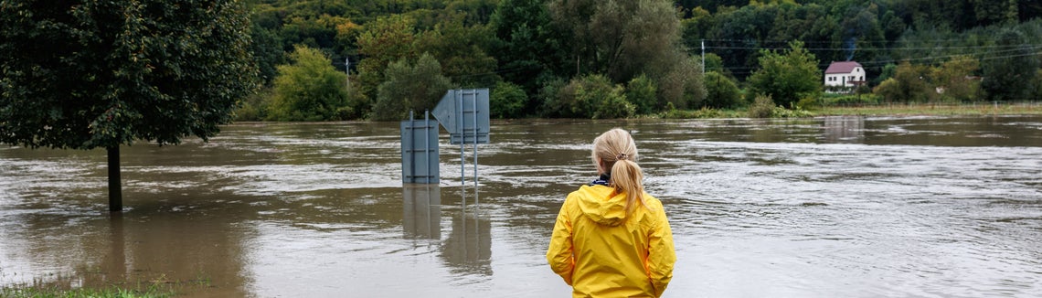 Žena stojící v záplavové zóně