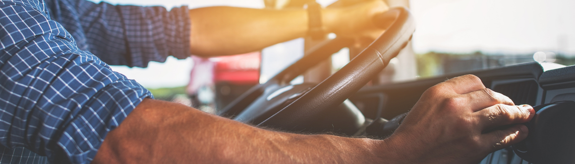 przewoźnik drogowy, kierowca tira za kierownicą, zdjecie poziome