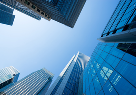 Виждат се високите части на група небостъргачи.