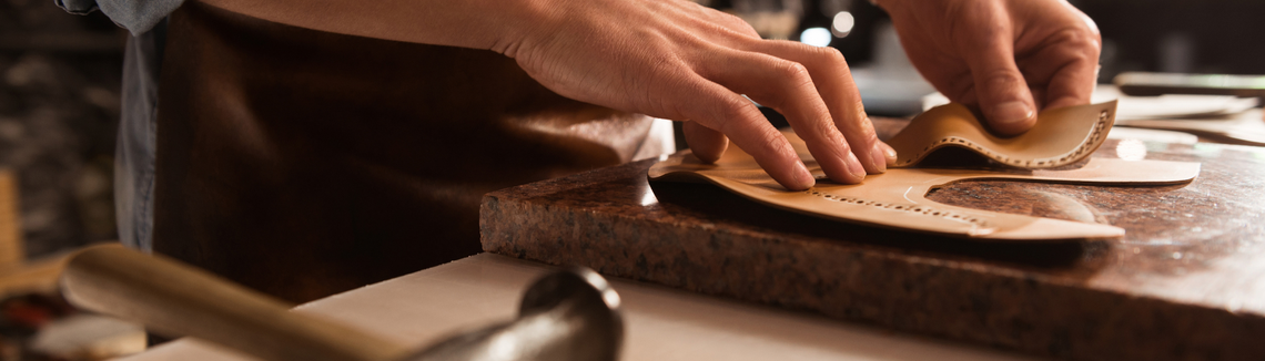 Egy bőrműves személy