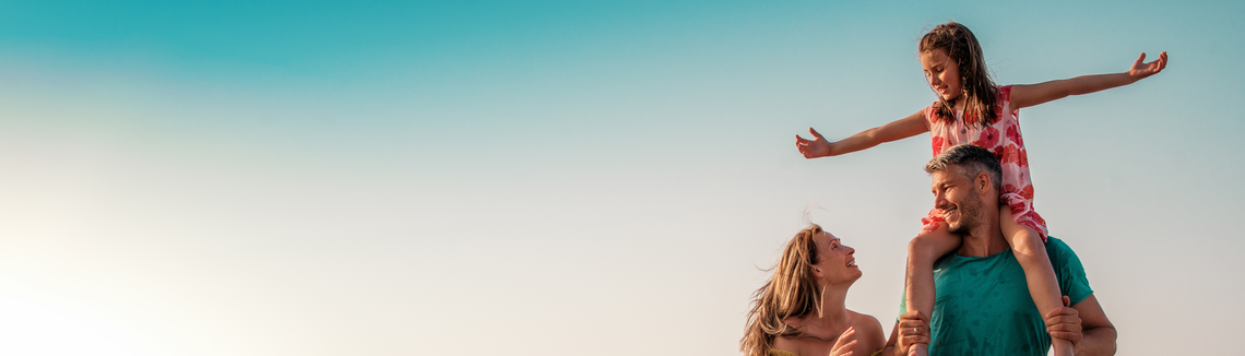 Žena, ktorá sa na niečo pozerá