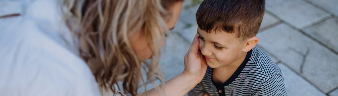 Žena sa dotýka tváre dieťaťa