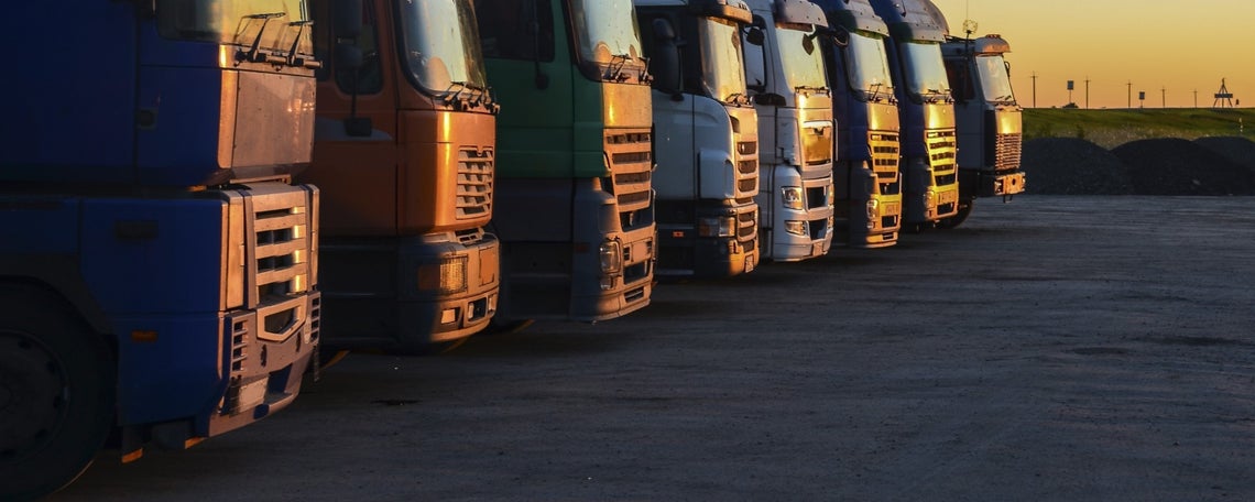 Řada zaparkovaných kamionů