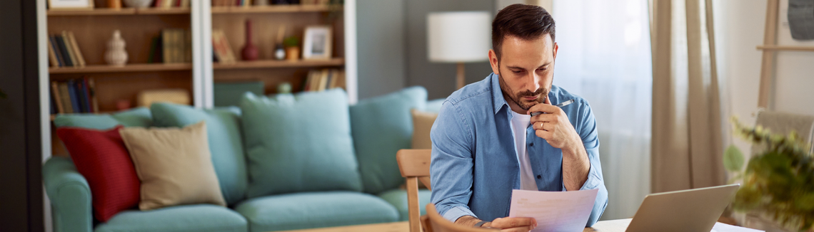 Egy férfi egy papírlapot néz