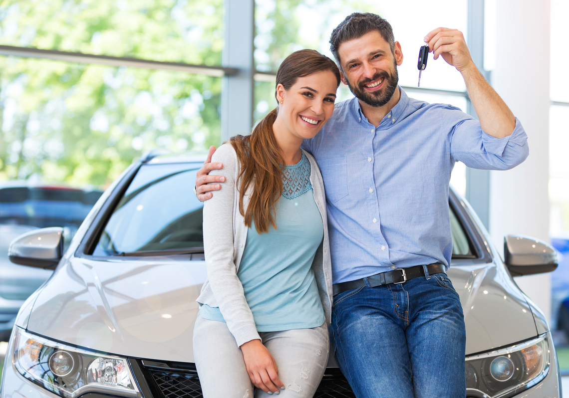 pár kupujúci nové auto
