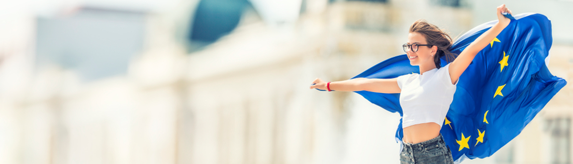 Žena s vlajkou Evropské unie