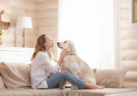 Žena sediaca na pohovke so psom