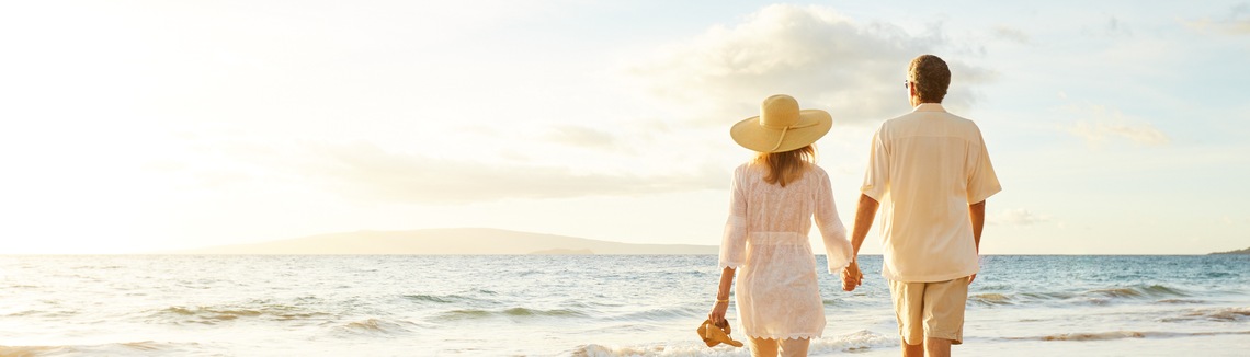 Pár kráčajúci po pláži