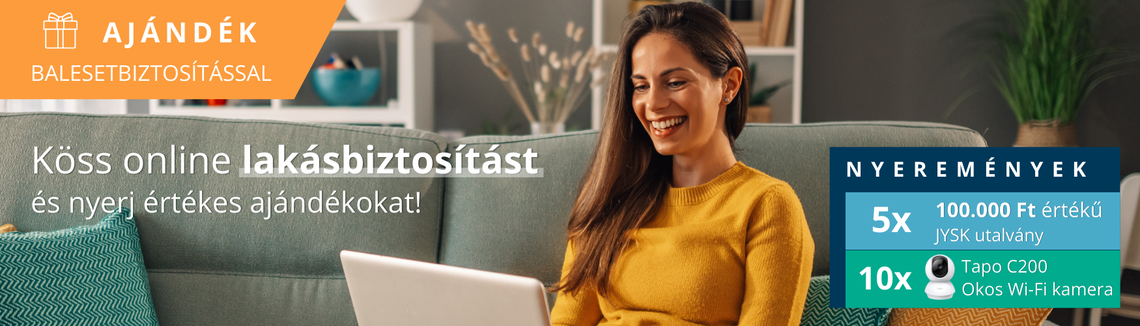 Egy nő ül egy kanapén egy laptop előtt.