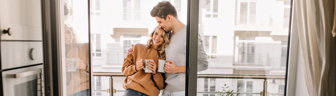 Egy férfi és egy nő kezében poharak