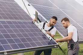 Muži inštalujúci fotovoltaiku