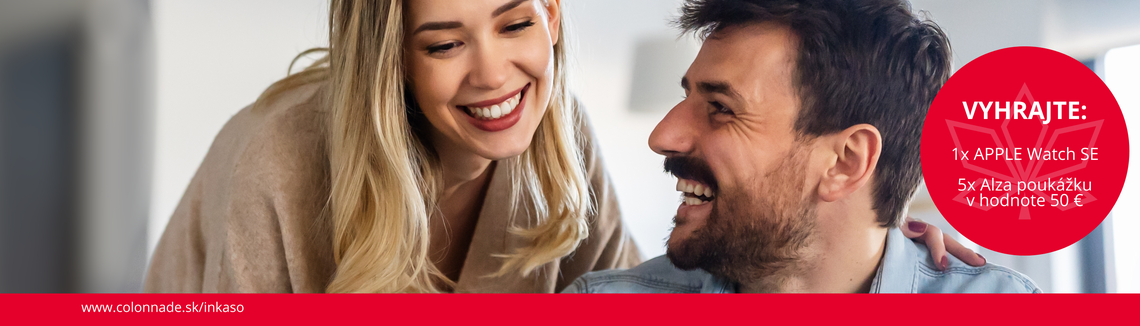 Muž a žena si aktivujú inkaso