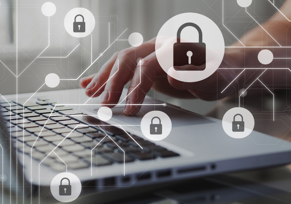 Osoba píšuca na notebooku