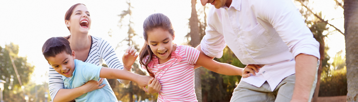 Mężczyzna trzymający dziewczynę