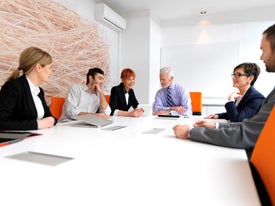 Офис екип в заседателна зала на среща.