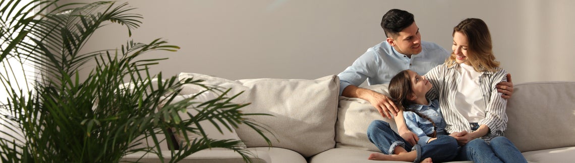 Egy család ül egy kanapén