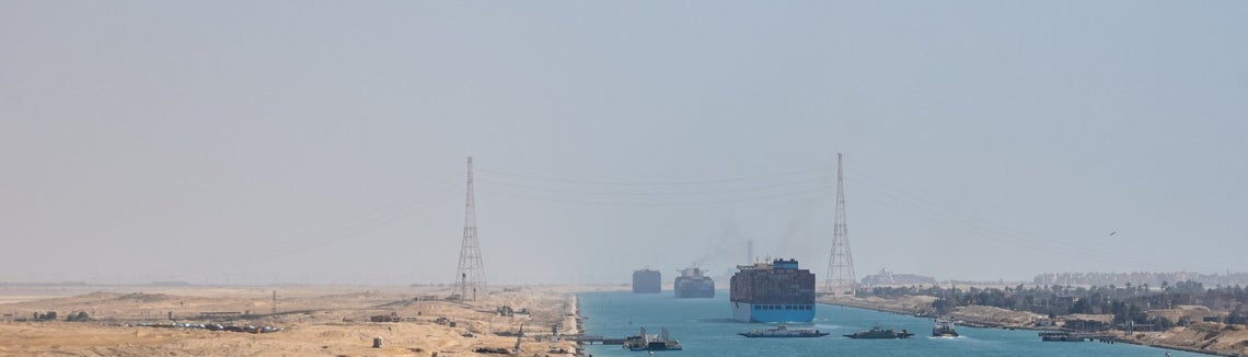 Kontejnerová loď v Suezském průplavu