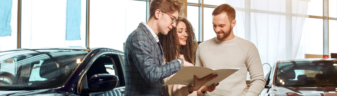 Muž, který se dívá na kus papíru