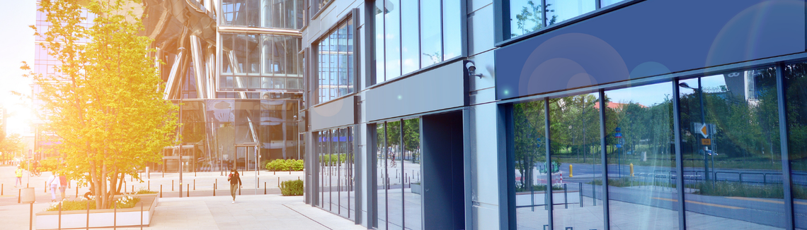 Egy épület üvegablakokkal