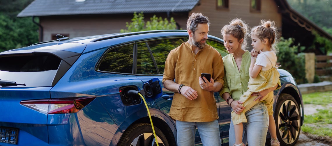 Muž a žena stojaci vedľa auta