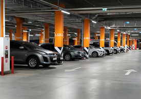 Egy parkolóház több autóval