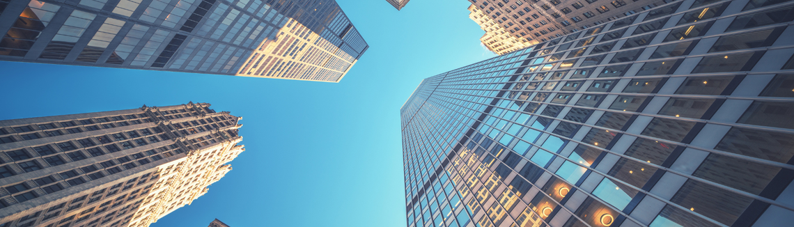 Widok w górę na wysokie budynki