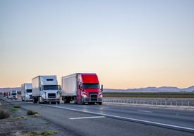 Skupina kamionů na silnici