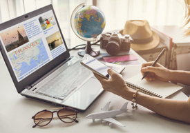 Egy személy, aki egy telefont tart a kezében és egy notebookra ír.