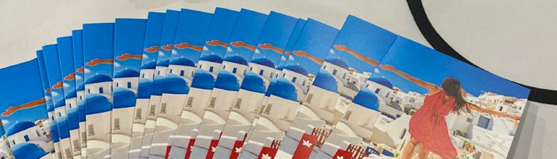 Několik vystavených brožur cestovního pojištění