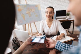 Žena sediaca pri stole s mužom v bielej košeli