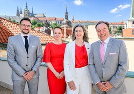 Vedení české pobočky Colonnade s velvyslankyní Kanady pózuje na fotografii ke Dni Kanady