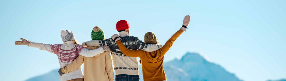 Emberek egy csoportja, akik felemelt karral állnak együtt.