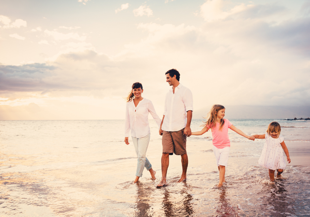 Egy család sétál a tengerparton