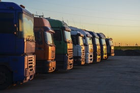 řada zaparkovaných nákladních aut