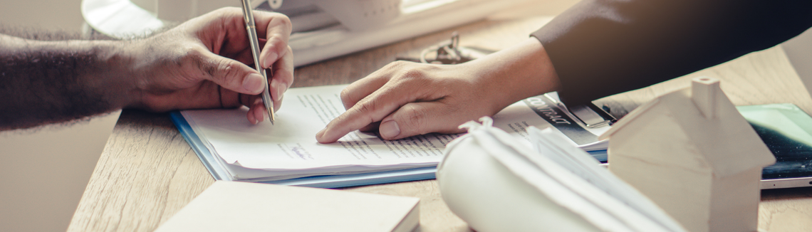 Egy személy, aki egy papírra mutat