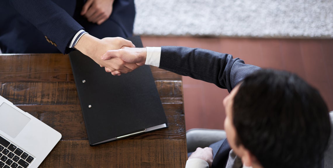 Muž si podáva ruku s iným mužom